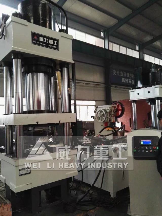 400噸四柱油壓機試壓現(xiàn)場