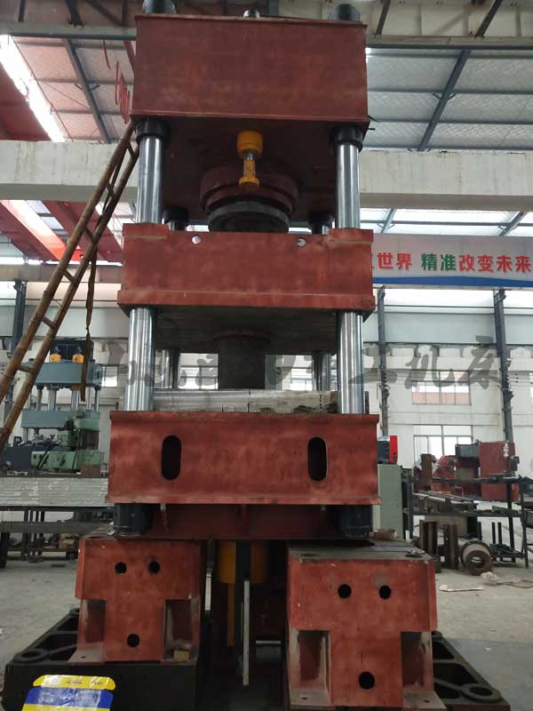 1600噸液壓機(jī)側(cè)視圖