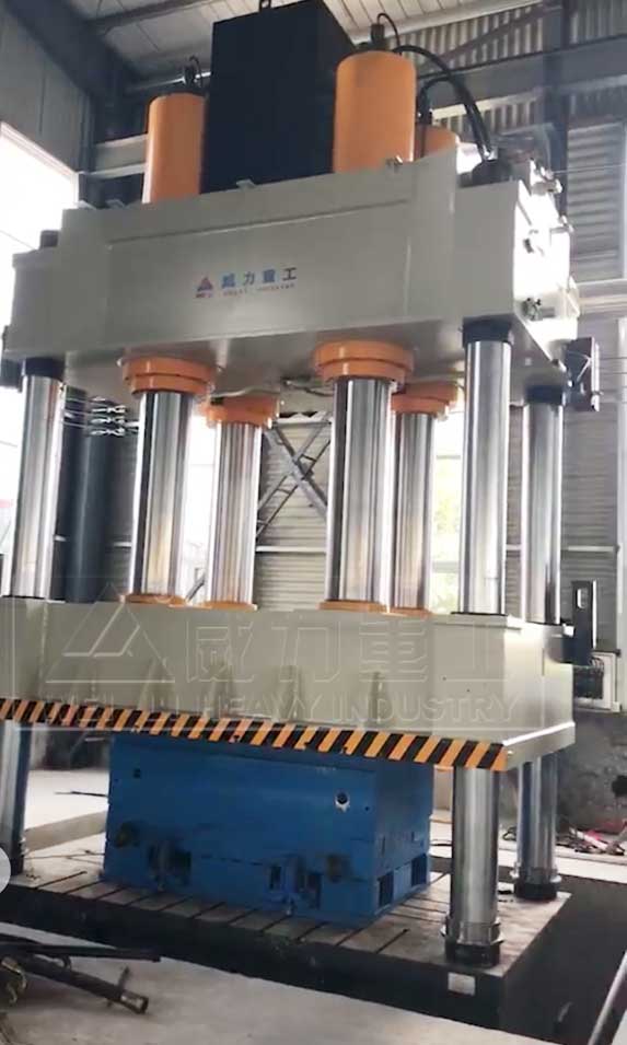 1600噸SMC復(fù)合材料成型油壓機(jī)客戶工作現(xiàn)場圖