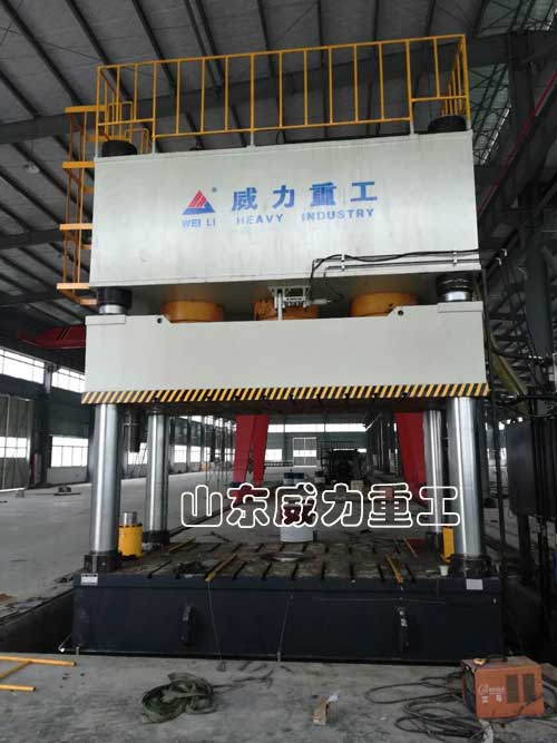 2000噸四柱油壓機客戶工作現(xiàn)場