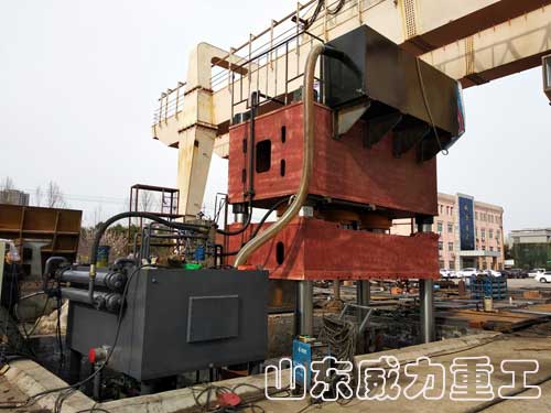 2000噸玻璃鋼保險杠成型油壓機裝配現(xiàn)場