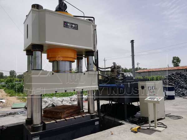 1000噸四柱油壓機(jī)客戶現(xiàn)場圖