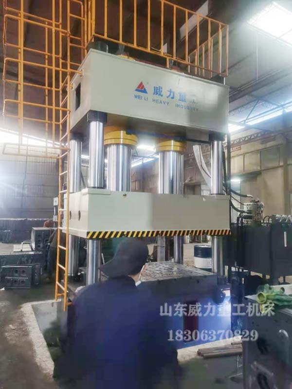 800噸四柱拉伸油壓機(jī)客戶現(xiàn)場(chǎng)安裝圖片